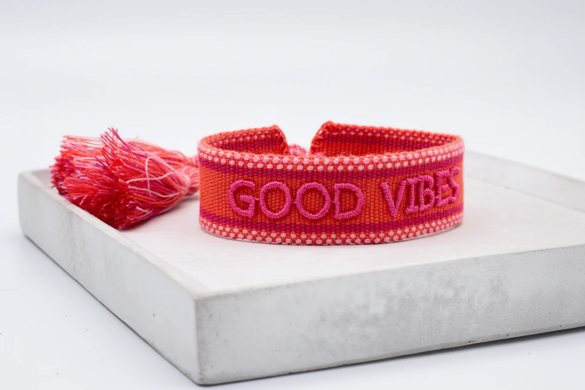 Armband GOOD VIBES ONLY Statement – gewebt & bestrickt
