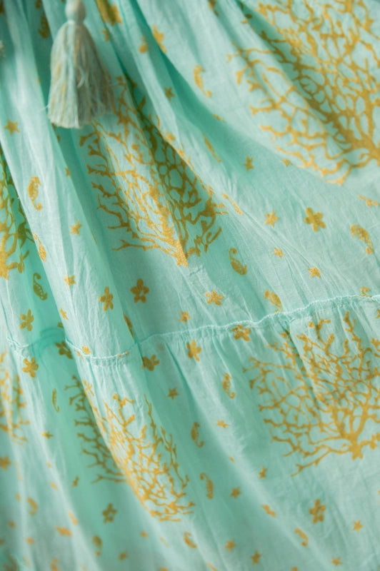 Aquamarin Maxikleid mit goldfarbenem Muster – Detailansicht