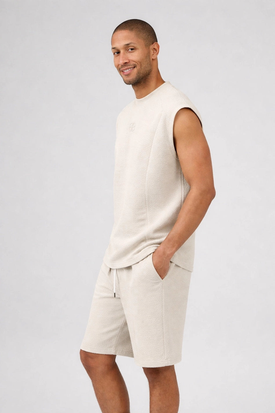 Beiges ärmelloses Herrenshirt aus Baumwolle und kurze Shorts
