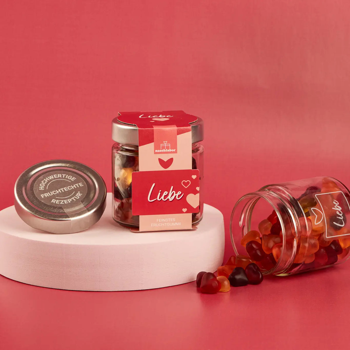 Bunte Fruchtgummis Liebe im dekorativen Geschenkglas