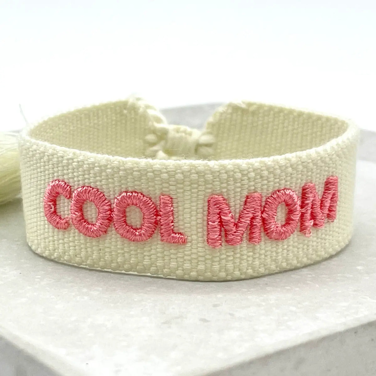 COOL MOM Statement-Armband in Beige und Rosa mit Stickerei