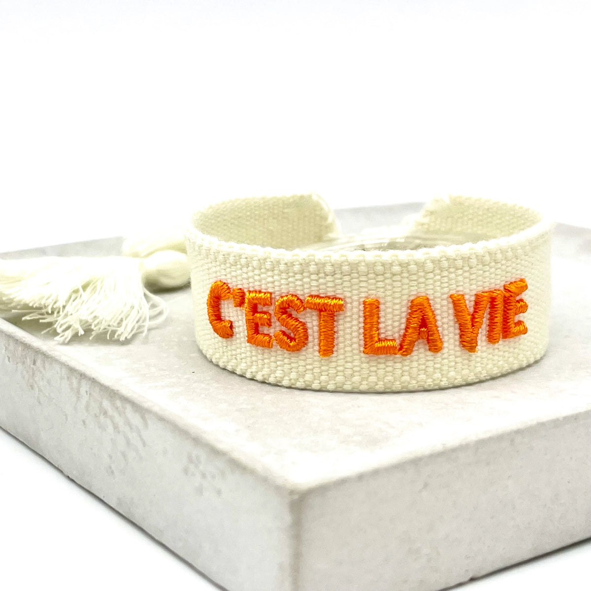 C’EST LA VIE Statement-Armband in Ecru und Orange mit Stickerei
