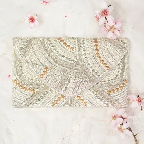 Clutchtasche mit Perlenverzierung in Silber und Gold