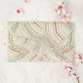 Clutchtasche mit Perlenverzierung in Silber und Gold