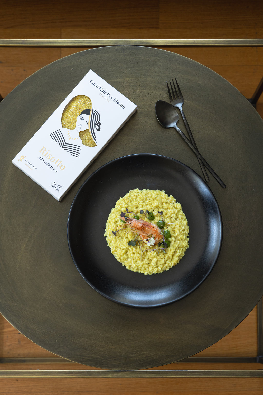 Cremiges Risotto allo Zafferano auf schwarzem Teller