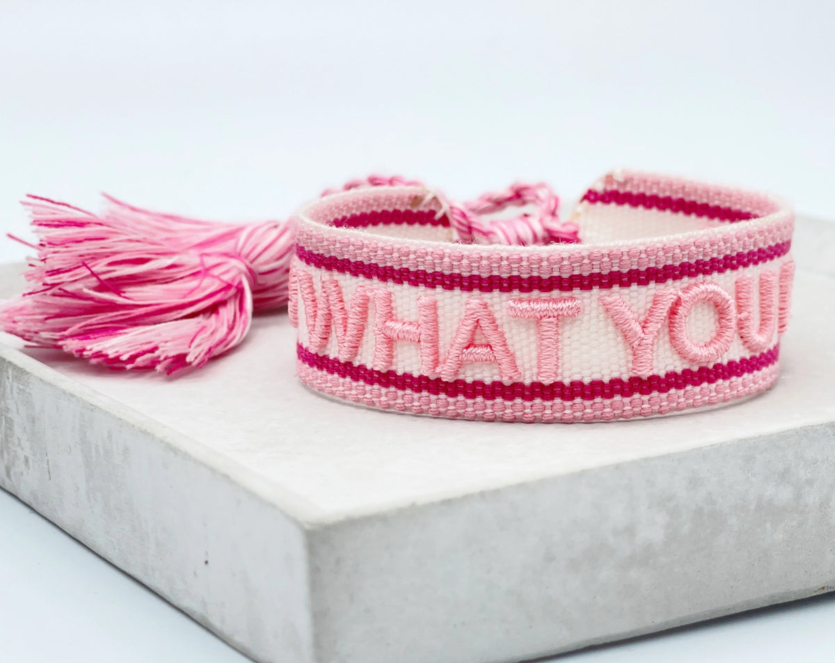 DO WHAT YOU LOVE Statement-Armband in Weiss, Rosa und Pink mit Stickerei