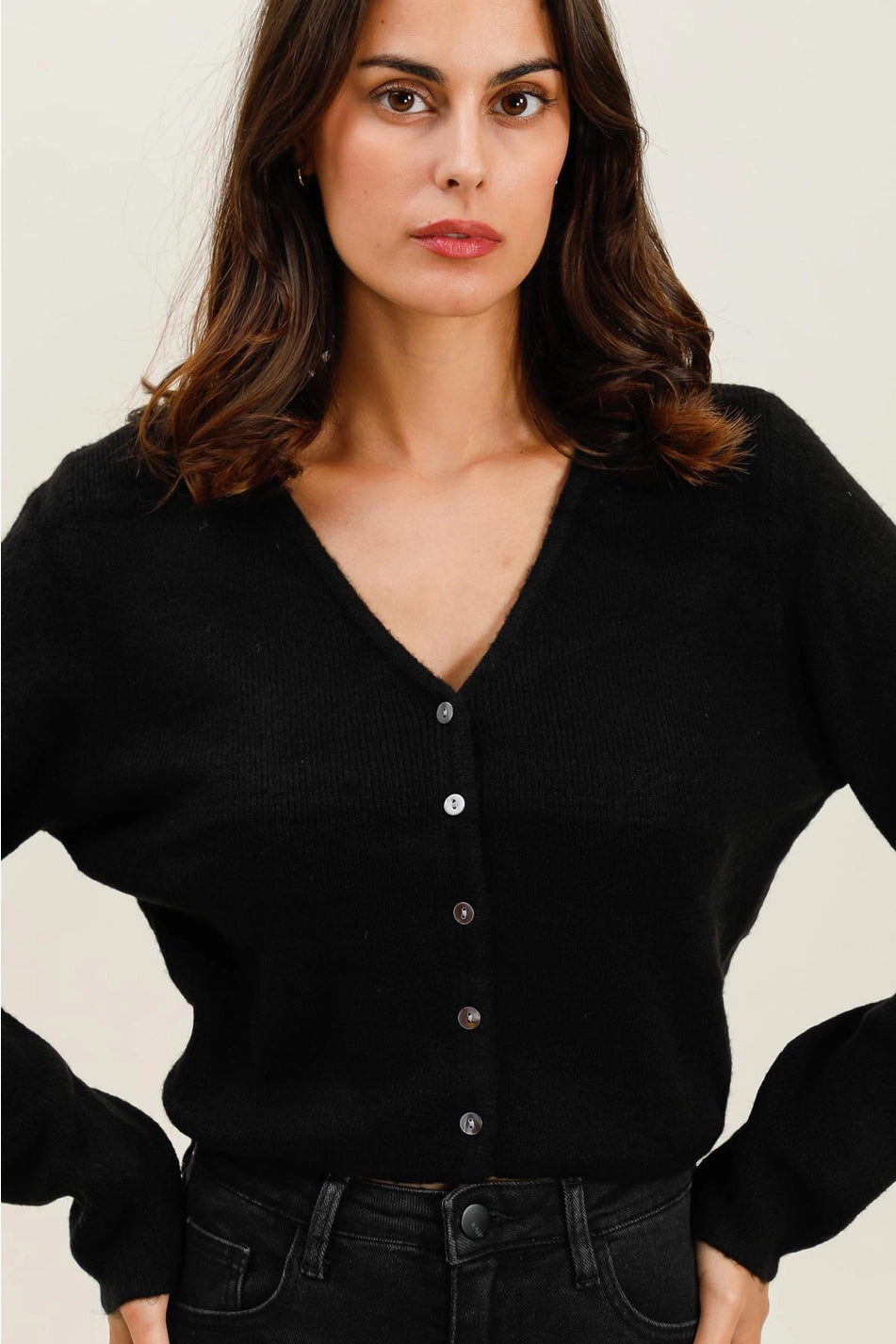 Damen-Cardigan in Schwarz mit V-Ausschnitt – Detailansicht el encanto 