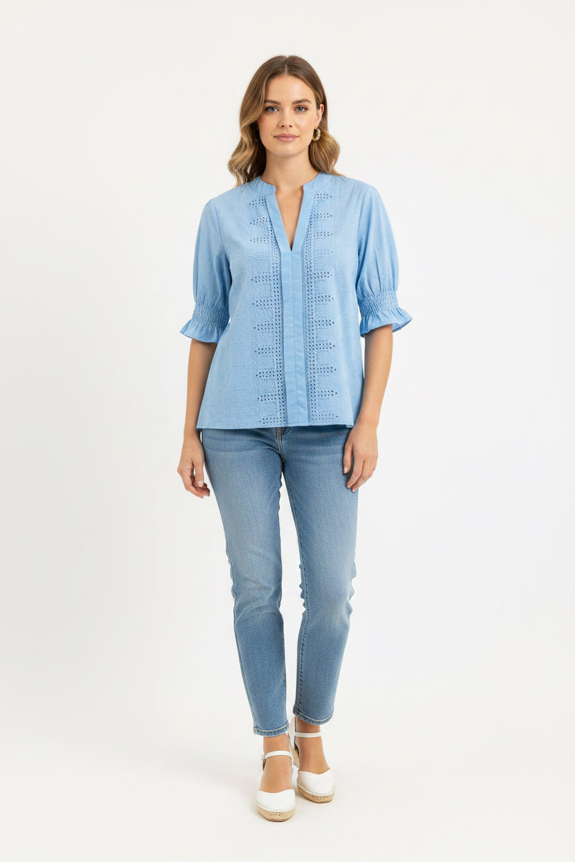 Damenbluse mit Lochstickerei in Blau