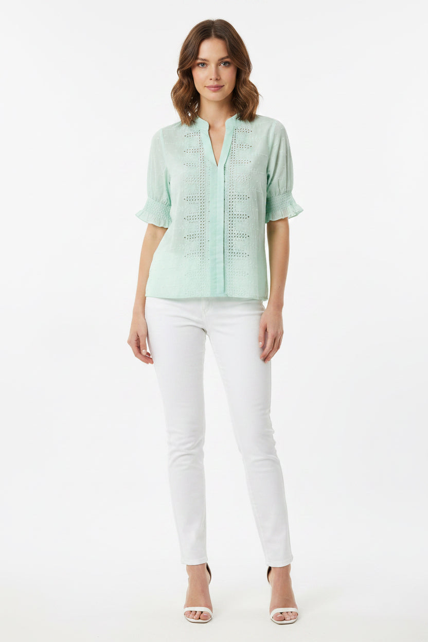 Damenbluse mit Lochstickerei in Mint