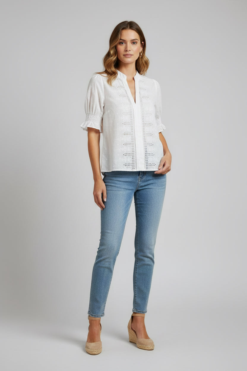 Damenbluse mit Lochstickerei in Weiss