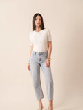 Alt-Text: Damen-Jeans «Bony» in Hellblau im Momfit-Boyfriend-Stil getragen el encanto