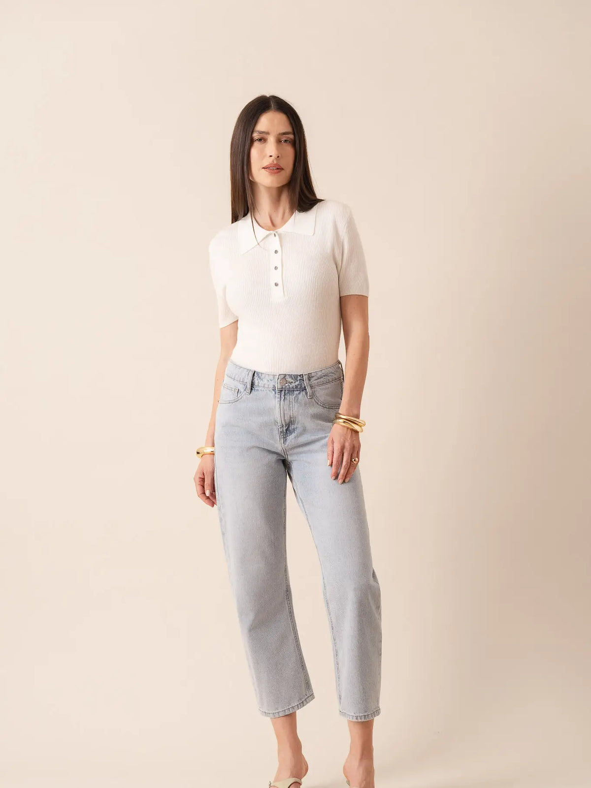 Alt-Text: Damen-Jeans «Bony» in Hellblau im Momfit-Boyfriend-Stil getragen el encanto