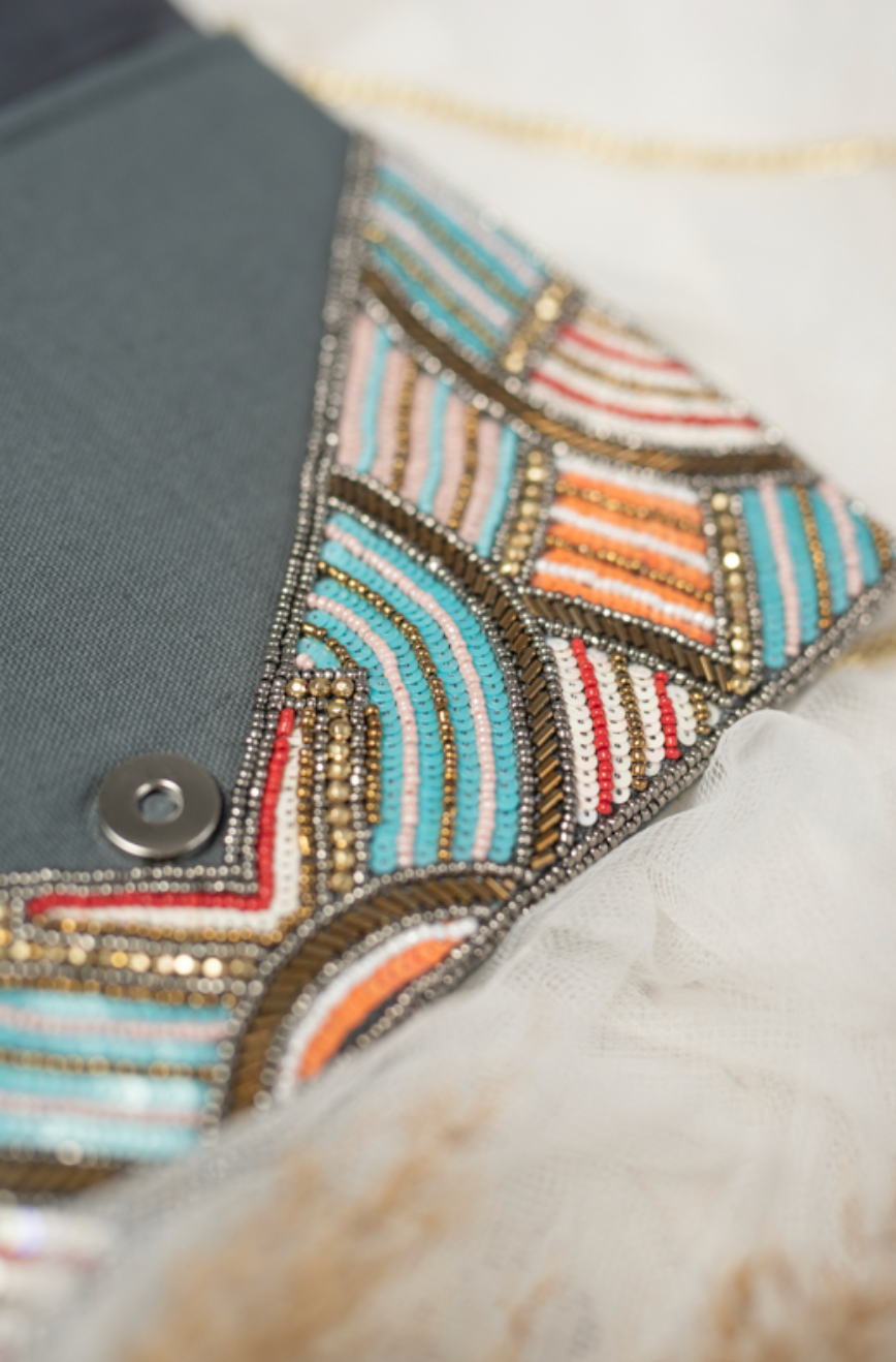 Detail der Clutchtasche mit farbiger Perlenverzierung
