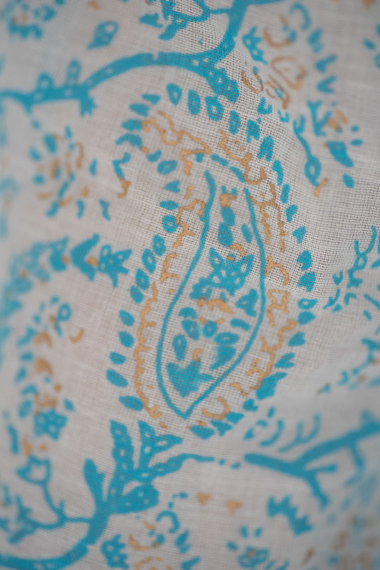 Detail des blau-beigen Paisley-Prints am Sommerkleid