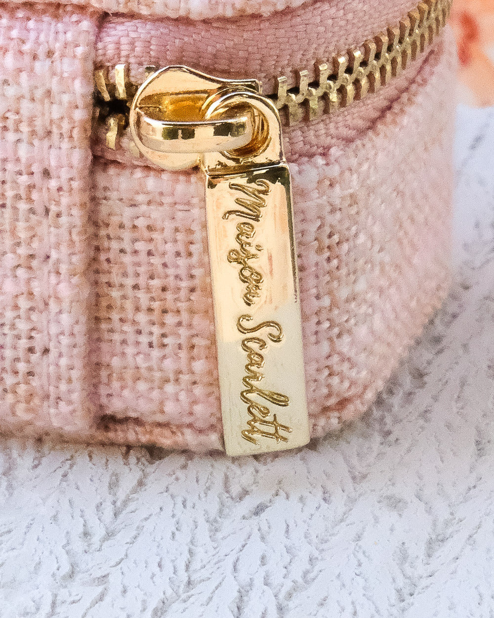Detail des goldfarbenen Reissverschlusses am rosa Schmuckkästchen