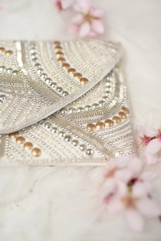 Detailansicht der Perlenverzierung in Silber und Gold