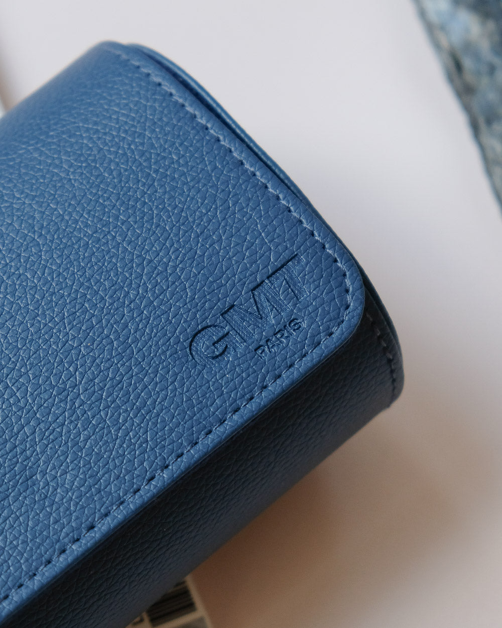 Detailansicht der blauen Reise-Uhrenbox
