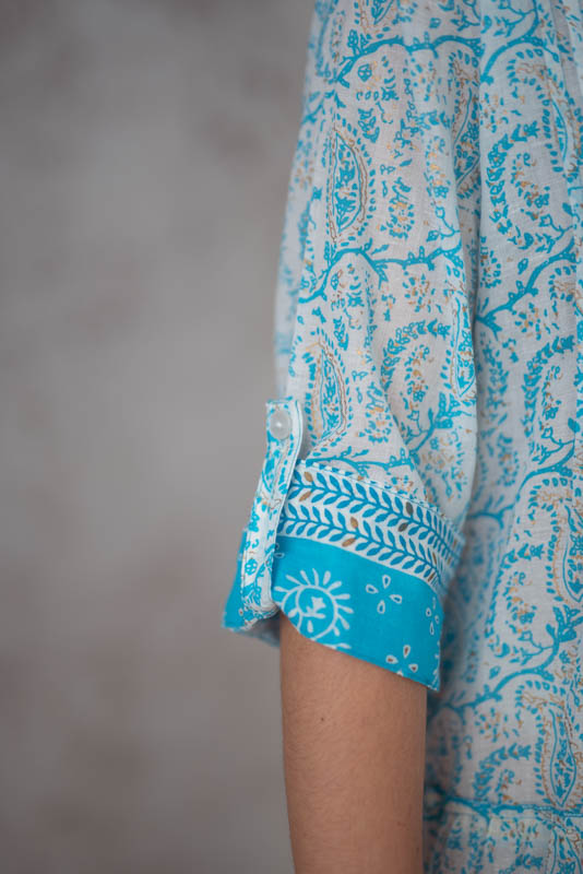 Detailansicht des Ärmels am blauen Paisley-Kleid