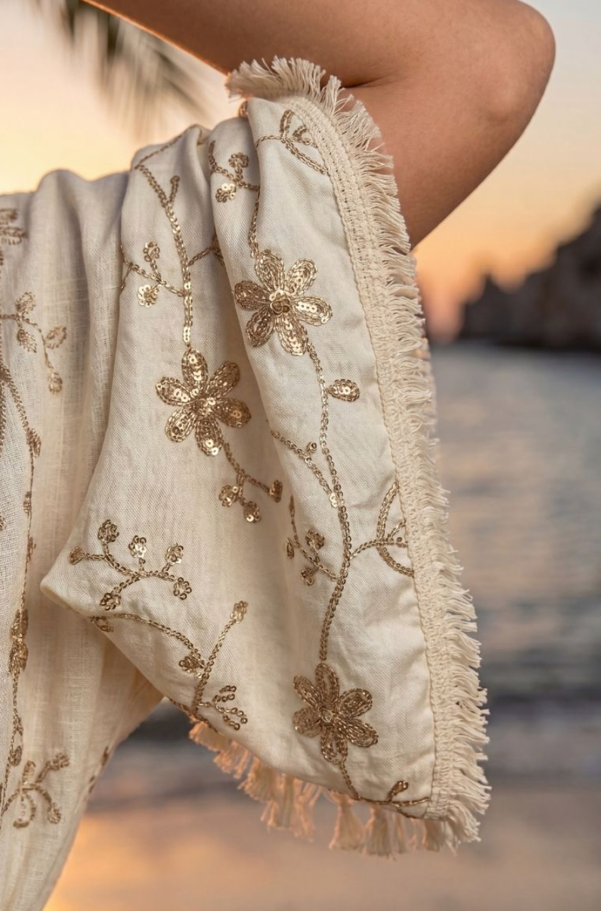 Detailansicht des Ärmels mit Stickerei am beigen Boho-Kleid