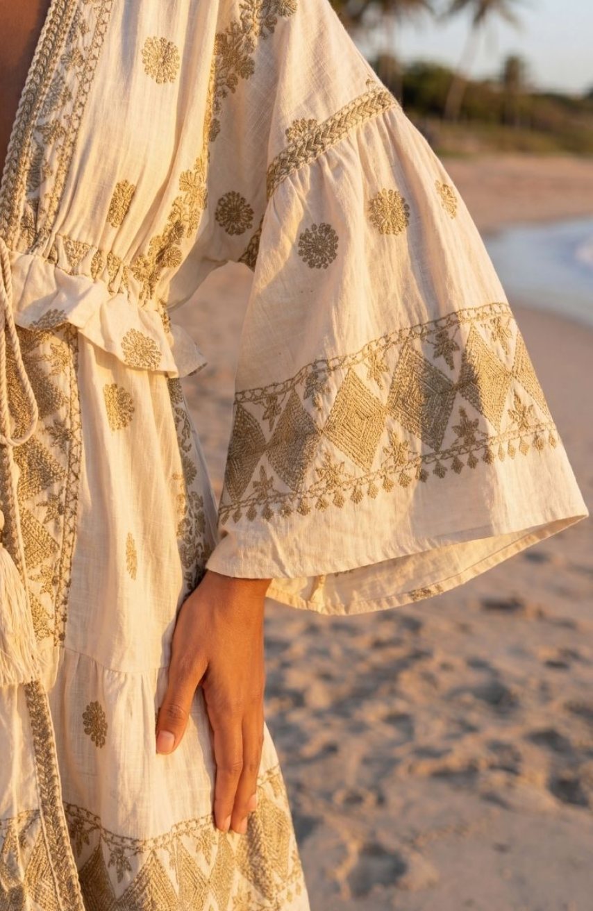 Detailansicht des weiten Ärmels der beigen Boho-Tunika
