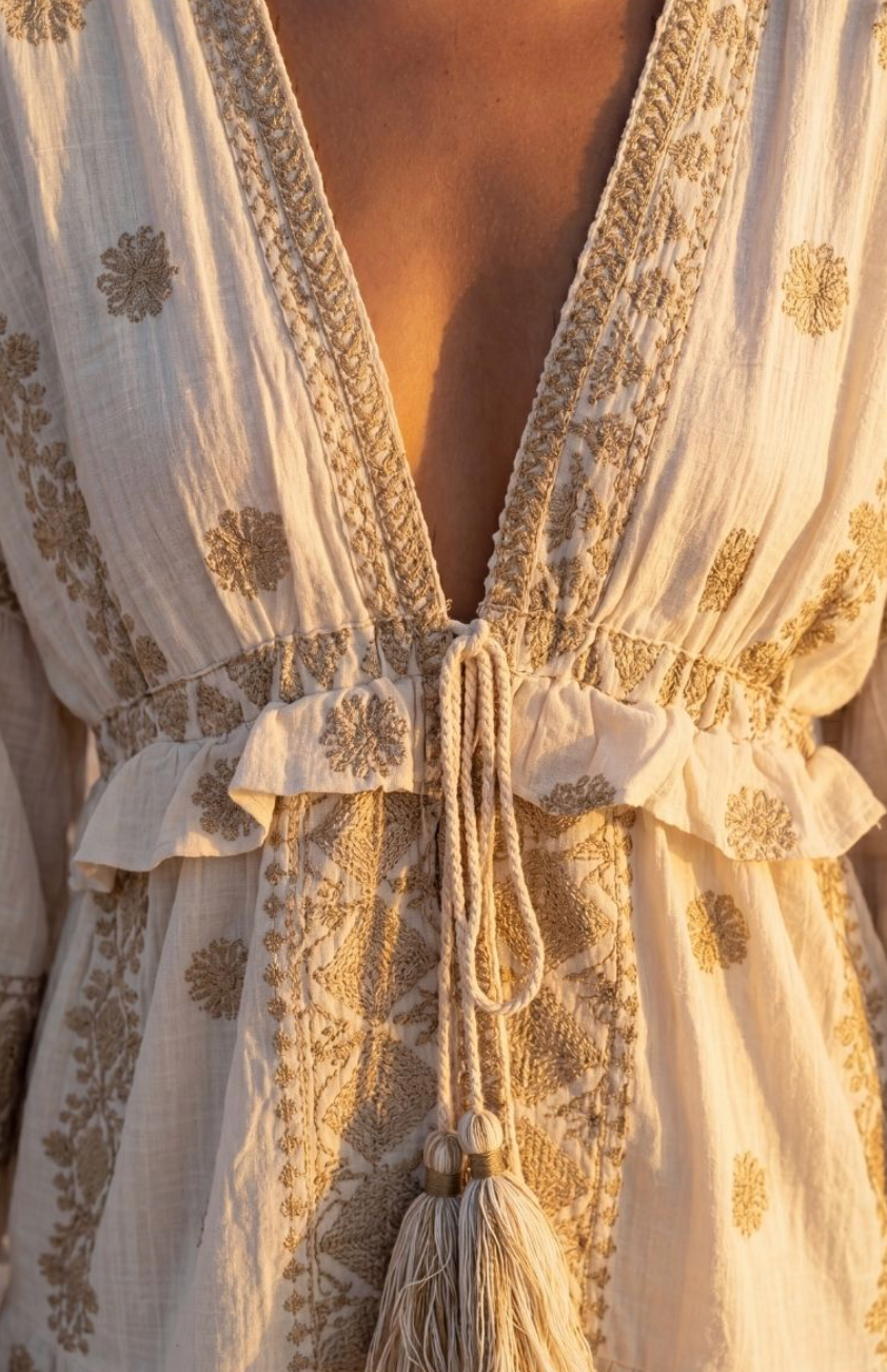 Detailansicht von Ausschnitt und Bindegürtel der beigen Boho-Tunika