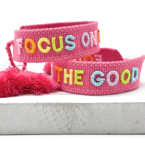 FOCUS ON THE GOOD Armband mit farbiger Schrift und Quasten