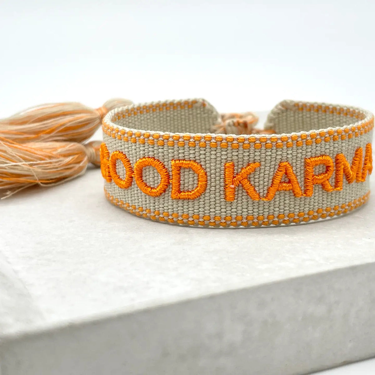 GOOD KARMA Statement-Armband in Beige und Orange mit Stickerei und Quaste
