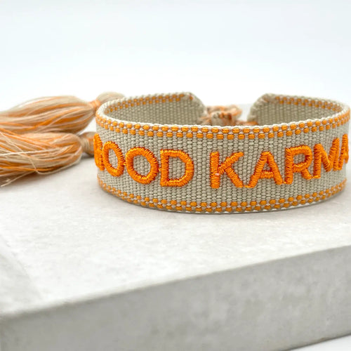 GOOD KARMA Statement-Armband in Beige und Orange mit Stickerei und Quaste