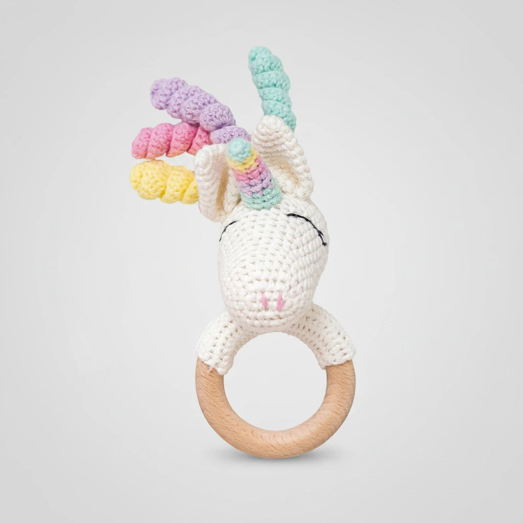 Gehäkelte Baby-Rassel Einhorn mit Holzring
