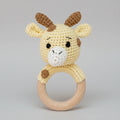 Gehäkelte Baby-Rassel Giraffe mit Holzring
