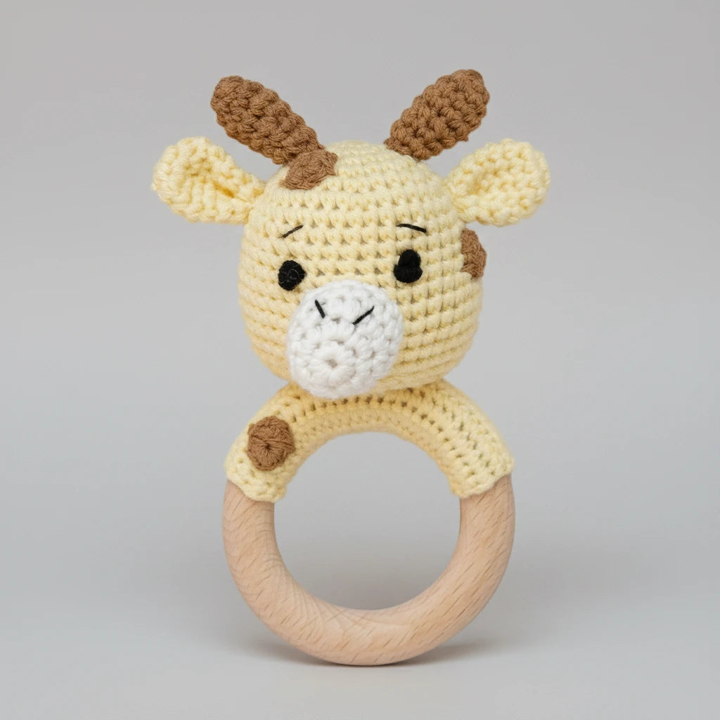 Gehäkelte Baby-Rassel Giraffe mit Holzring
