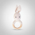 Gehäkelte Baby-Rassel Hase in Elfenbein mit Holzring
