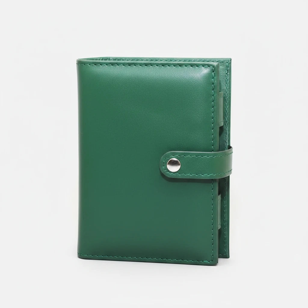 Geschlossenes grünes Kunstleder-Etui des Poker-Sets

