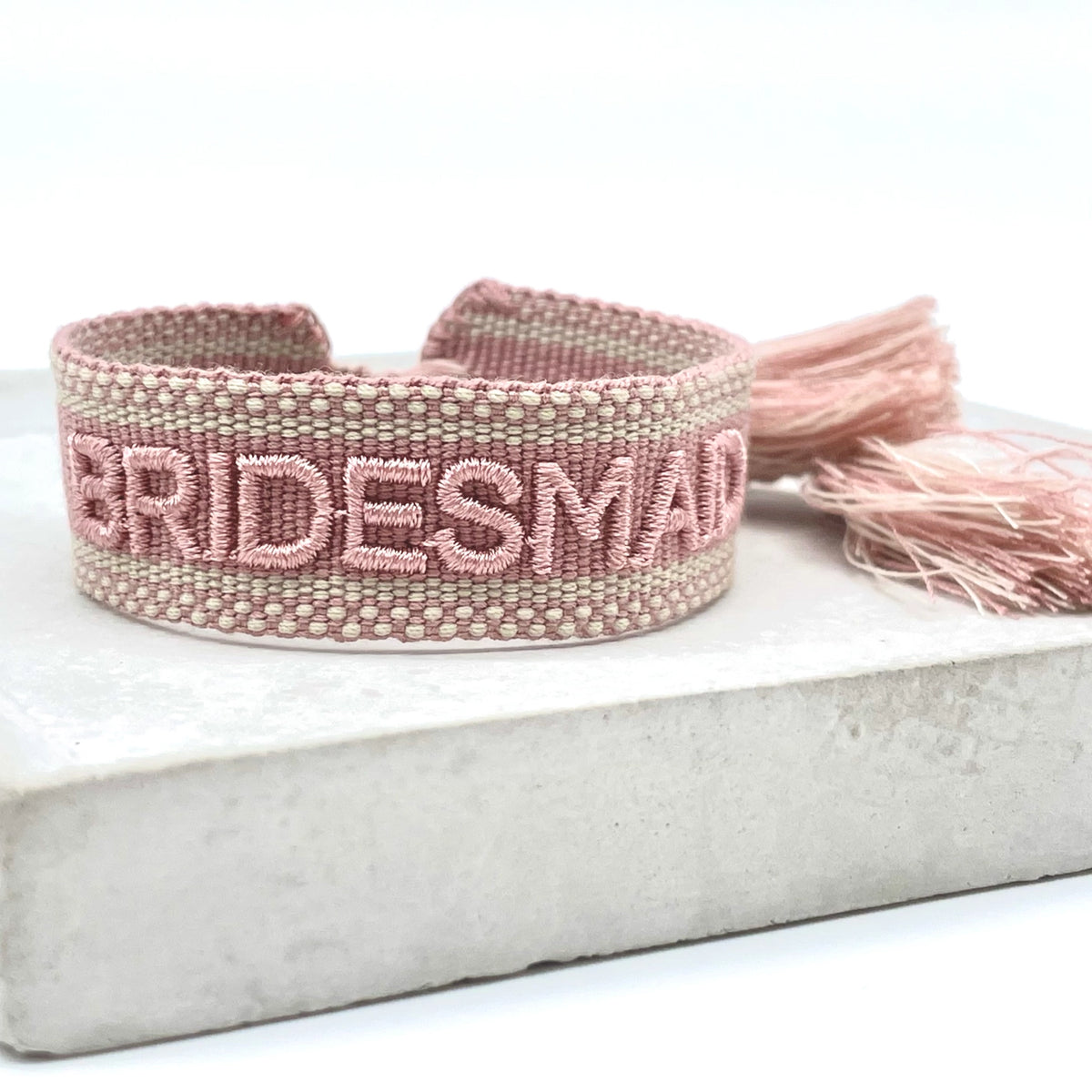 Gewebtes Statement-Armband „BRIDESMAID" in Vintage Rose und Sand mit rosa Quaste – Produktfoto - el encanto
