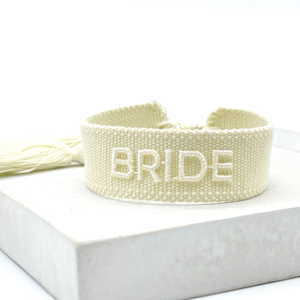 Gewebtes Statement-Armband „BRIDE" in Ecru Ton in Ton mit cremefarbener Stickerei und Quaste – Produktfoto - el encanto