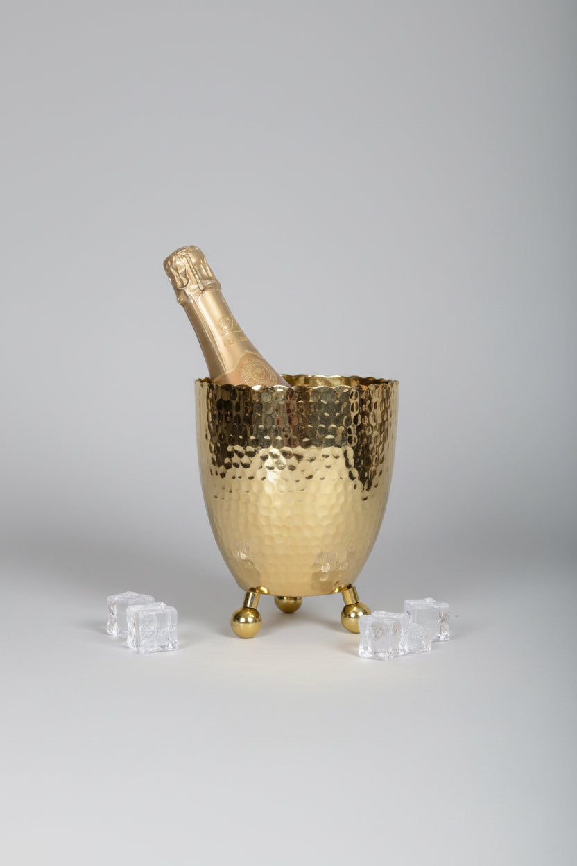 Goldener Eiswürfelbehälter mit Eiswürfelzange

