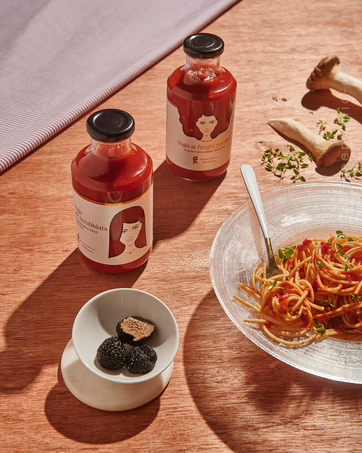 Greenomic Sugo Sortiment – Lifestyle Flatlay mit Arrabbiata und Funghi Porcini auf Holztisch mit Spaghetti Trüffeln und Pilzen – el encanto