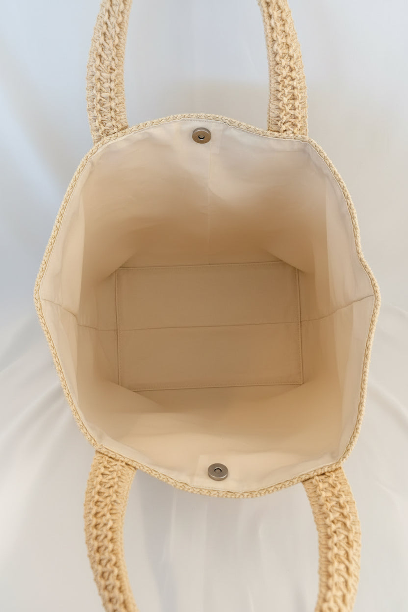 Grosser Shopper in hellem Beige geöffnet – Innenansicht mit cremefarbenem Stofffutter und Magnetverschluss - el encanto