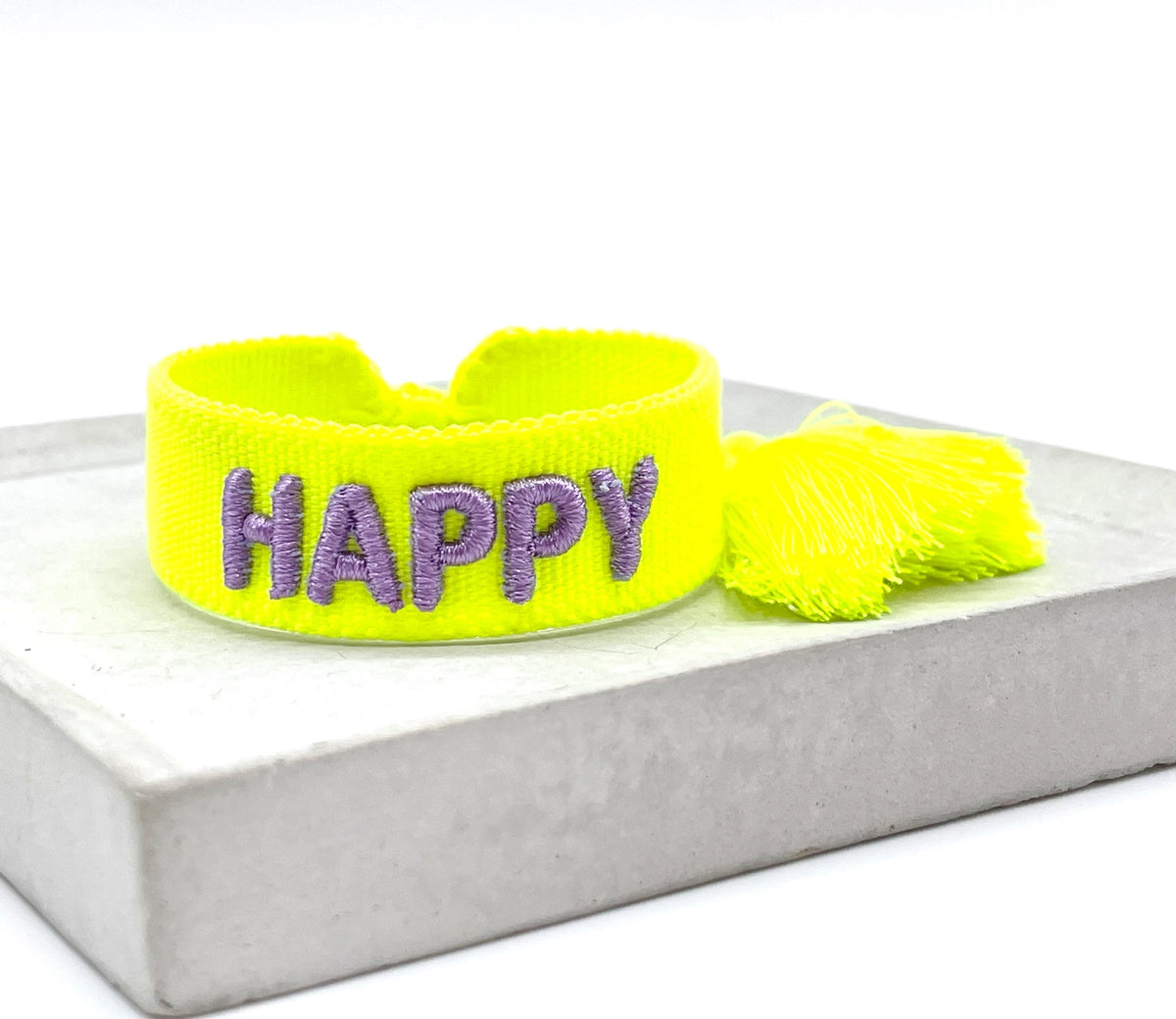 HAPPY Statement-Armband in Neongelb mit lila Stickerei und Quaste