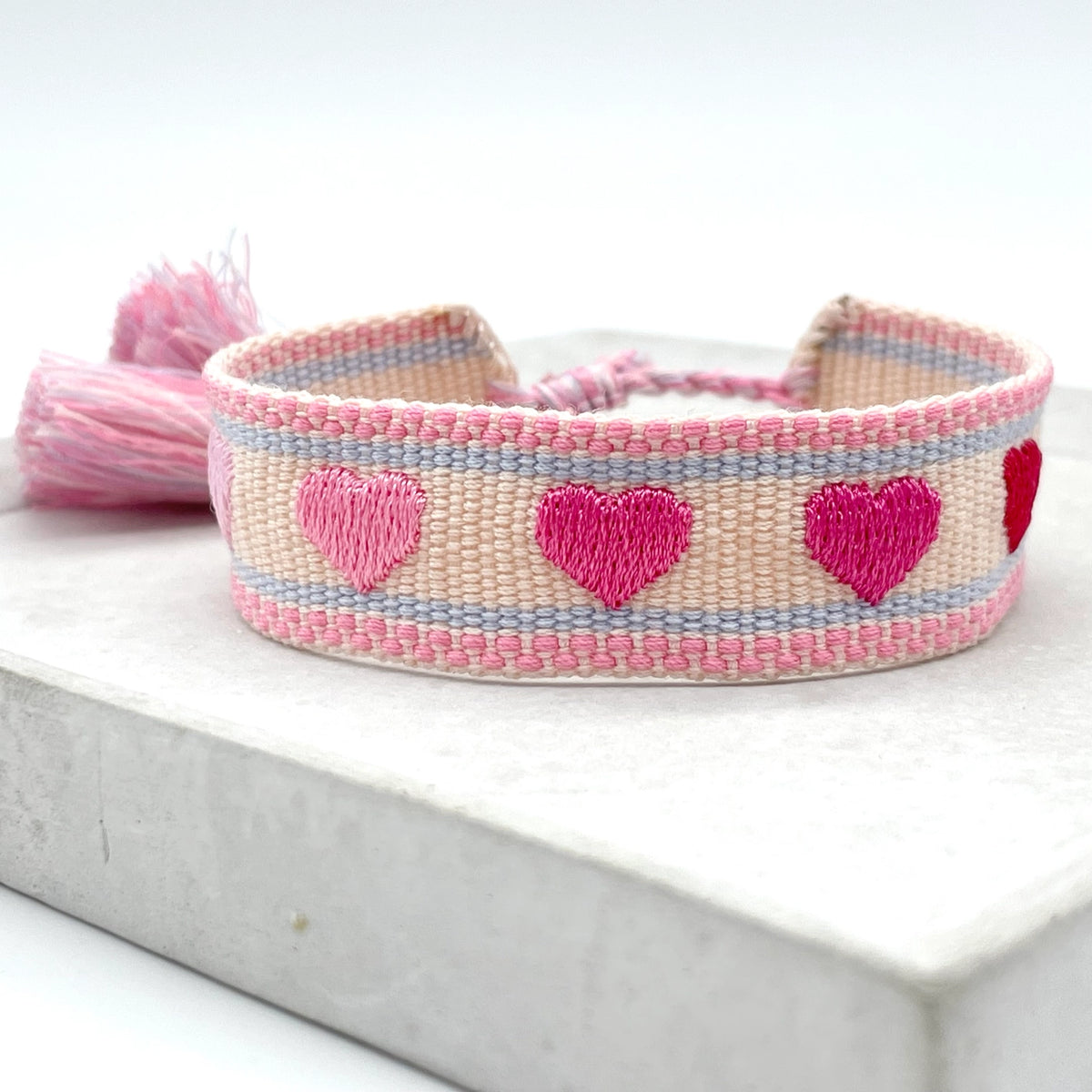 HEARTS Statement-Armband in Rosa mit gestickten Herzen