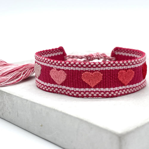 HEARTS Statement-Armband in Rot und Rosa mit Herzstickerei