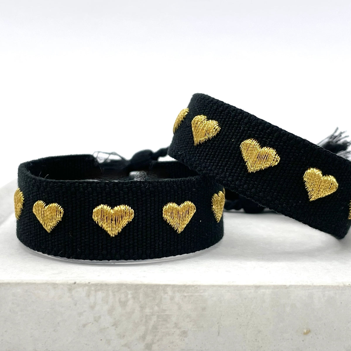 HEARTS Statement-Armband in Schwarz mit goldenen Herzen