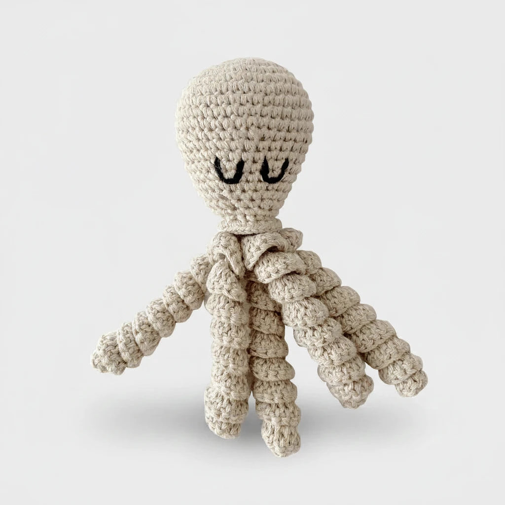 Handgehäkelte Baby-Rassel Oktopus in Beige
