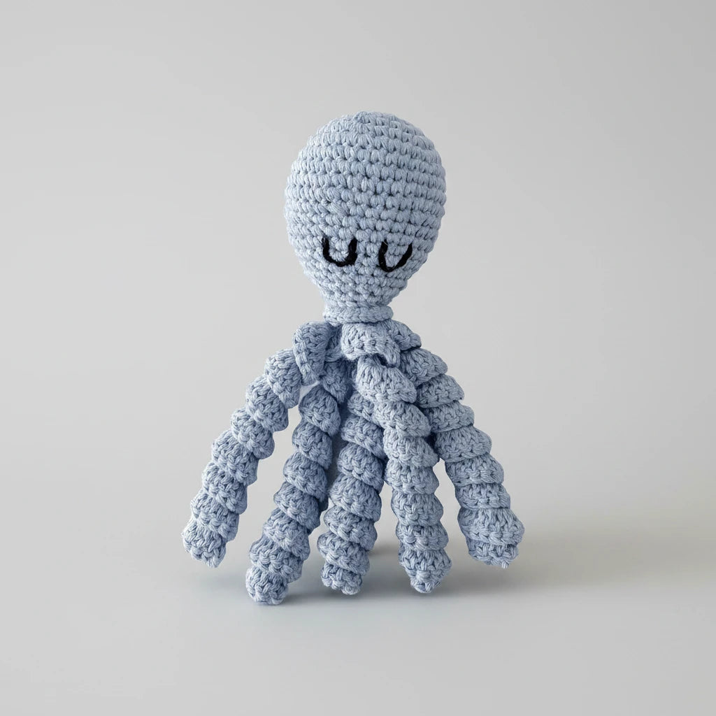 Handgehäkelte Baby-Rassel Oktopus in Blau
