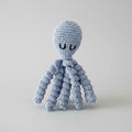 Handgehäkelte Baby-Rassel Oktopus in Blau
