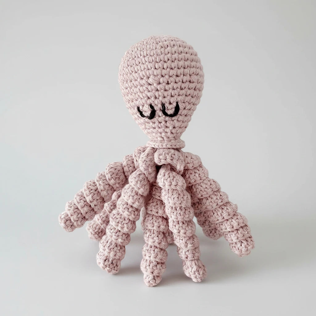 Handgehäkelte Baby-Rassel Oktopus in Rosa
