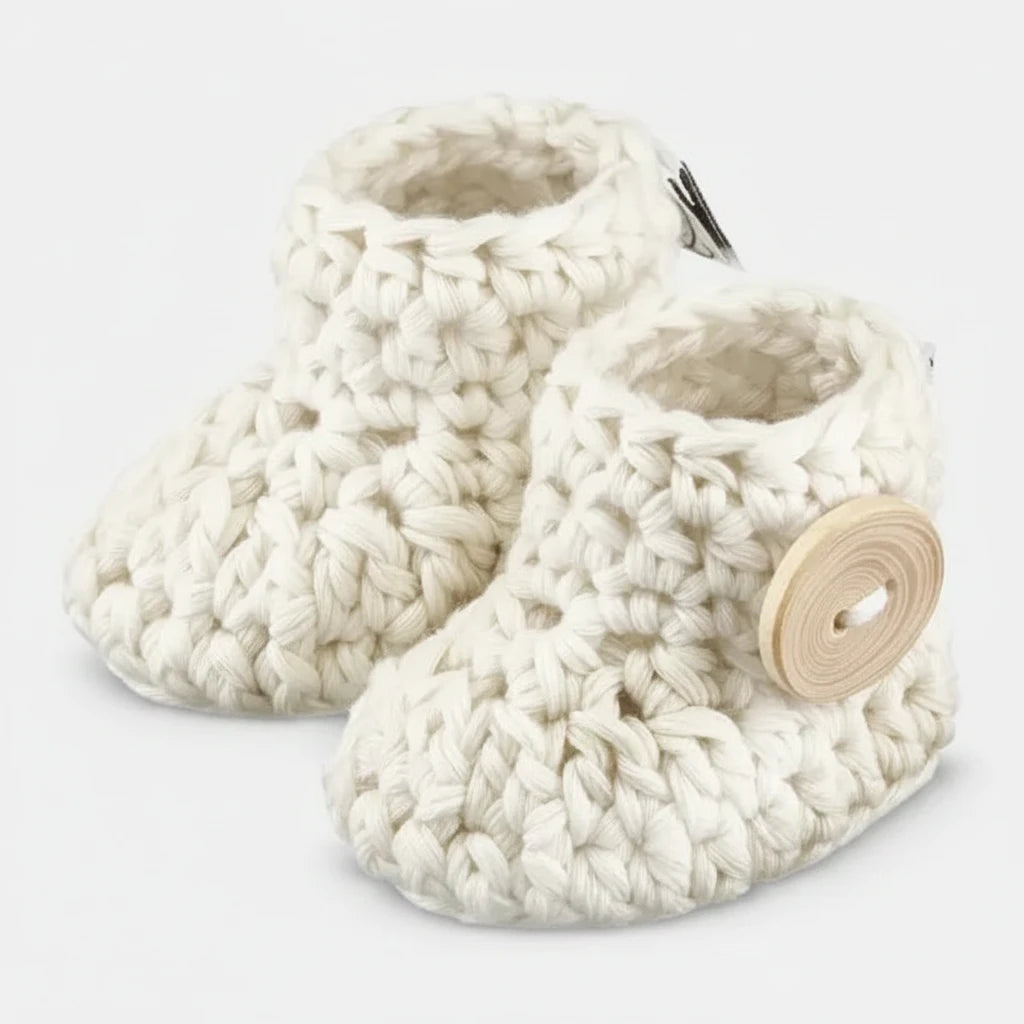 Handgestrickte Baby-Booties aus Bio-Baumwolle in Creme