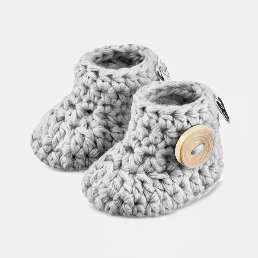 Handgestrickte Baby-Booties aus Bio-Baumwolle in Grau
