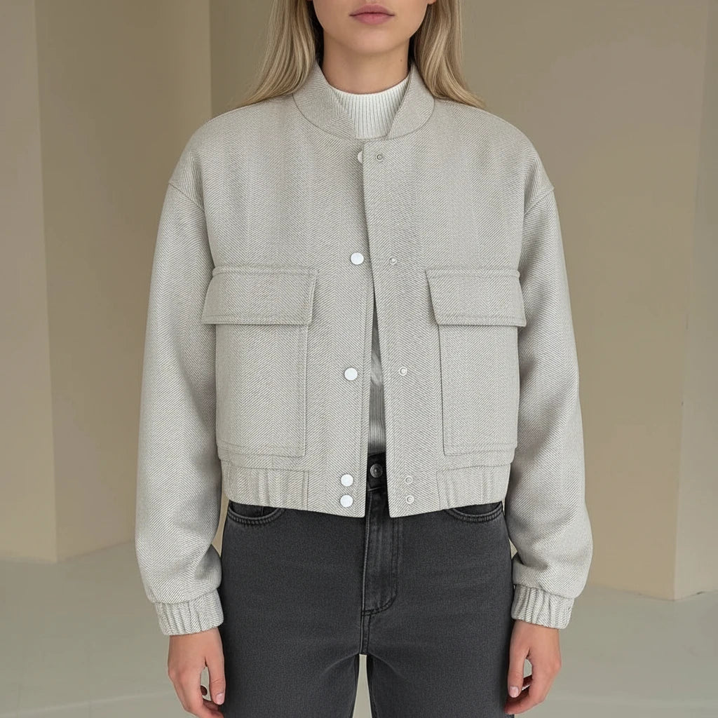 Hellgraue Damenjacke mit Rundhals und aufgesetzten Taschen
