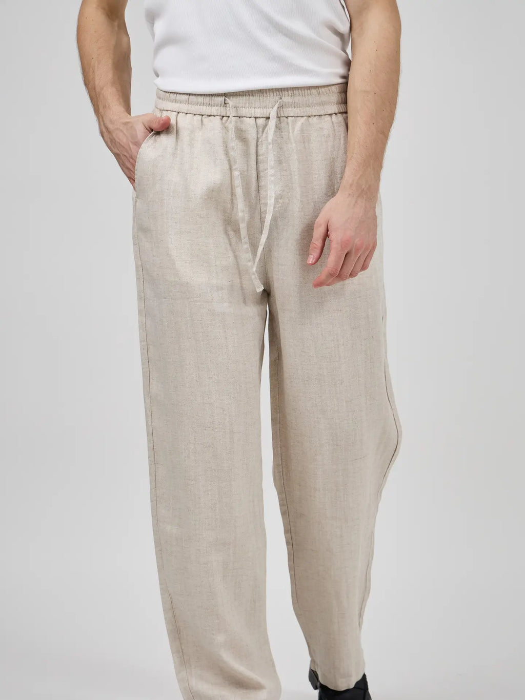 Herren-Leinenhose in Beige mit elastischem Bund
